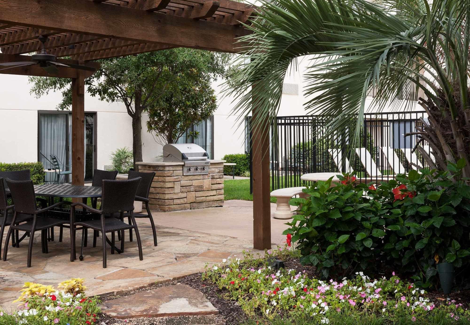 Courtyard By Marriott Waco Hotel Buitenkant foto