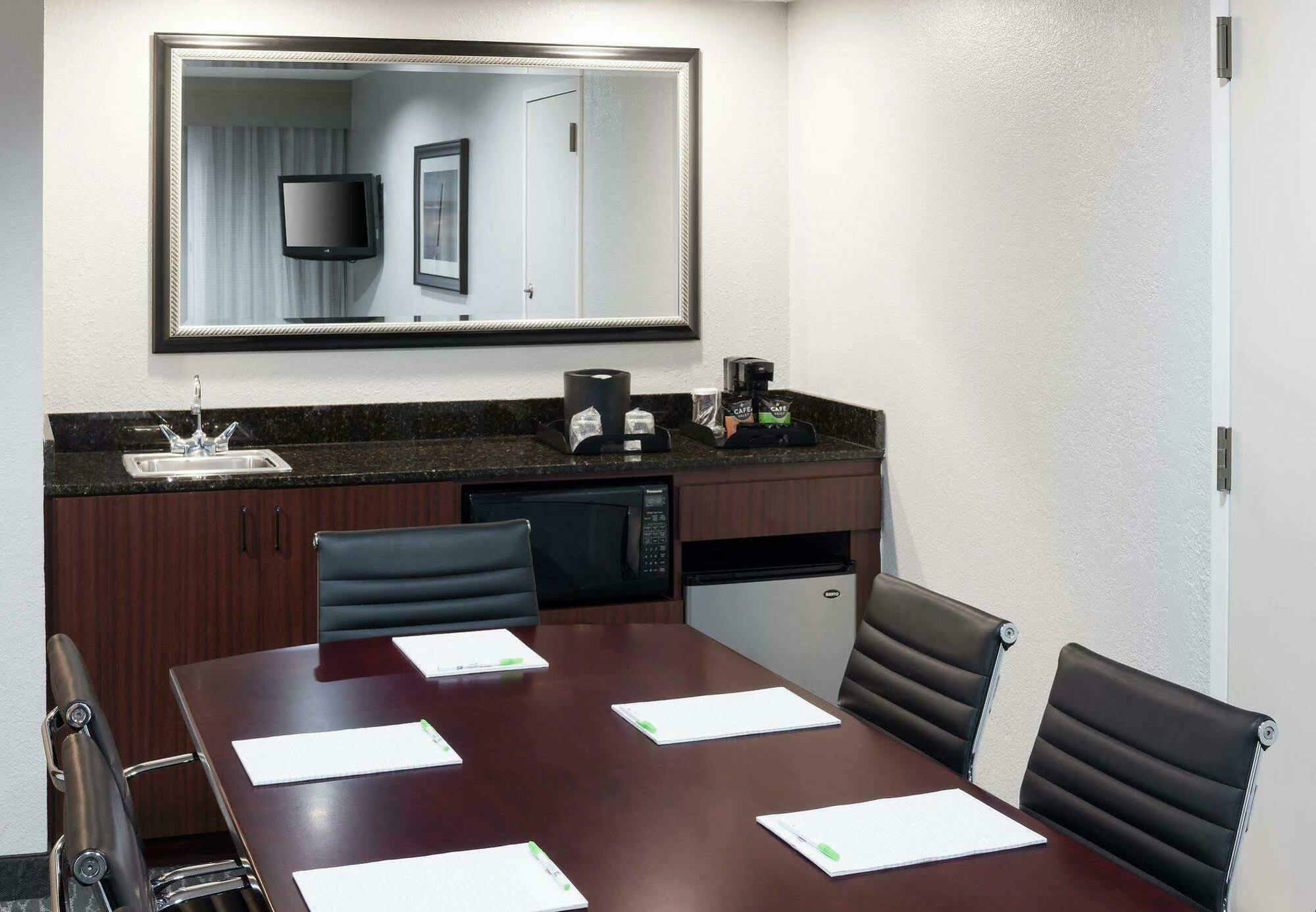 Courtyard By Marriott Waco Hotel Buitenkant foto